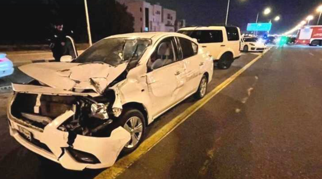 وقَفَا يشاهدان حادثًا على الطريق..