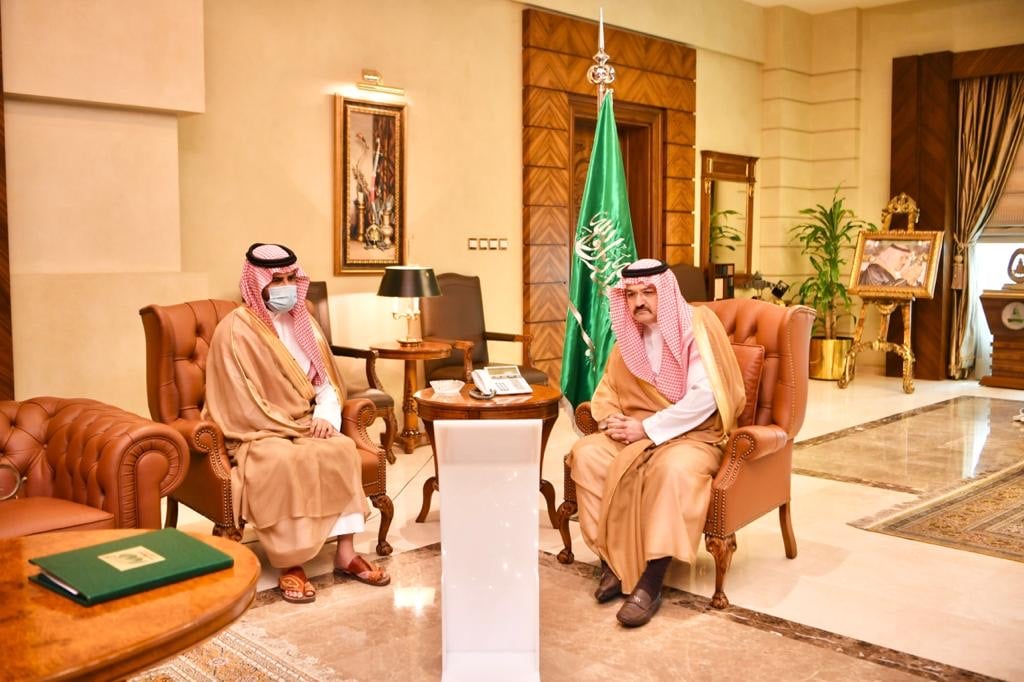 مشعل بن ماجد يطلع على