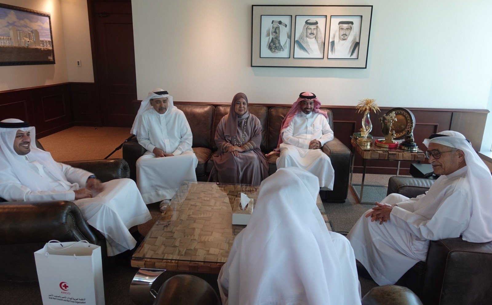 ?ئيس الهلال الأحمر البحريني يبحث