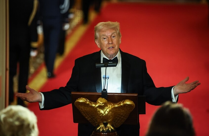 ترامب ينتقد حكم المحكمة العليا بشأن الرسوم الجمركية. ترامب هاجم قرار المحكمة العليا في الولايات المتحدة الرافض لمنحه صلاحية فرض رسوم إضافية. اعتبره مضرًا بأمريكا ومفيدًا للصين. أعلن تعريفات مؤقتة 10% ثم 15% استنادًا لقانون 1974 