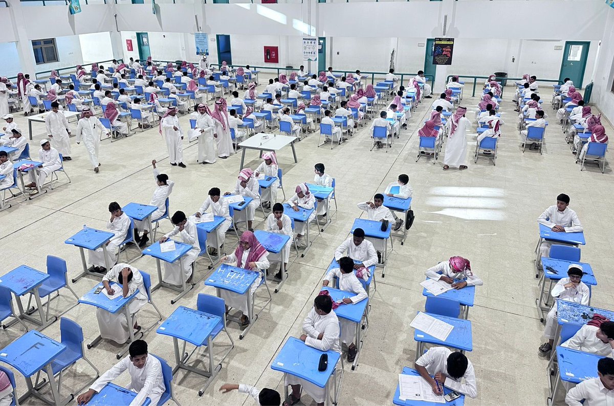 أكثر من 220 ألف طالب وطالبة يؤدون اختبارات نهاية العام في تبوك. مشاركة أكثر من 220 ألف طالب تعكس حجم المنظومة التعليمية واتساع نطاقها في المنطقة.. الجاهزية التنظيمية تؤكد انتقال الاختبارات من مرحلة قلق إلى عملية مُدارة بكفاءة 