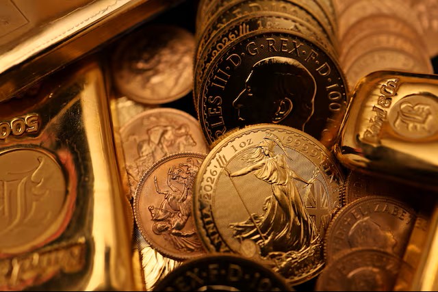 الذهب يقفز قرب 5056 دولاراً للأوقية مع هبوط الدولار وترقب بيانات الوظائف الأمريكية. صعود الذهب نحو 2%. تراجع الدولار يدعم الأسعار. ترقب بيانات الوظائف والتضخم. الصين تواصل شراء الذهب للشهر 15 