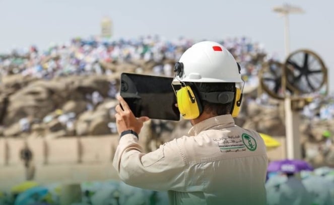 التقنية تعزّز رقابة البيئة في حج 1447 بزيادة جولات التفتيش 145% حول الحرمين والمشاعر. نفذ أكثر من 1800 جولة رقابية خلال حج 1447هـ بزيادة 145%. الاستجابة لأكثر من 100 بلاغ بيئي بدعم الأقمار الصناعية والذكاء الاصطناعي 