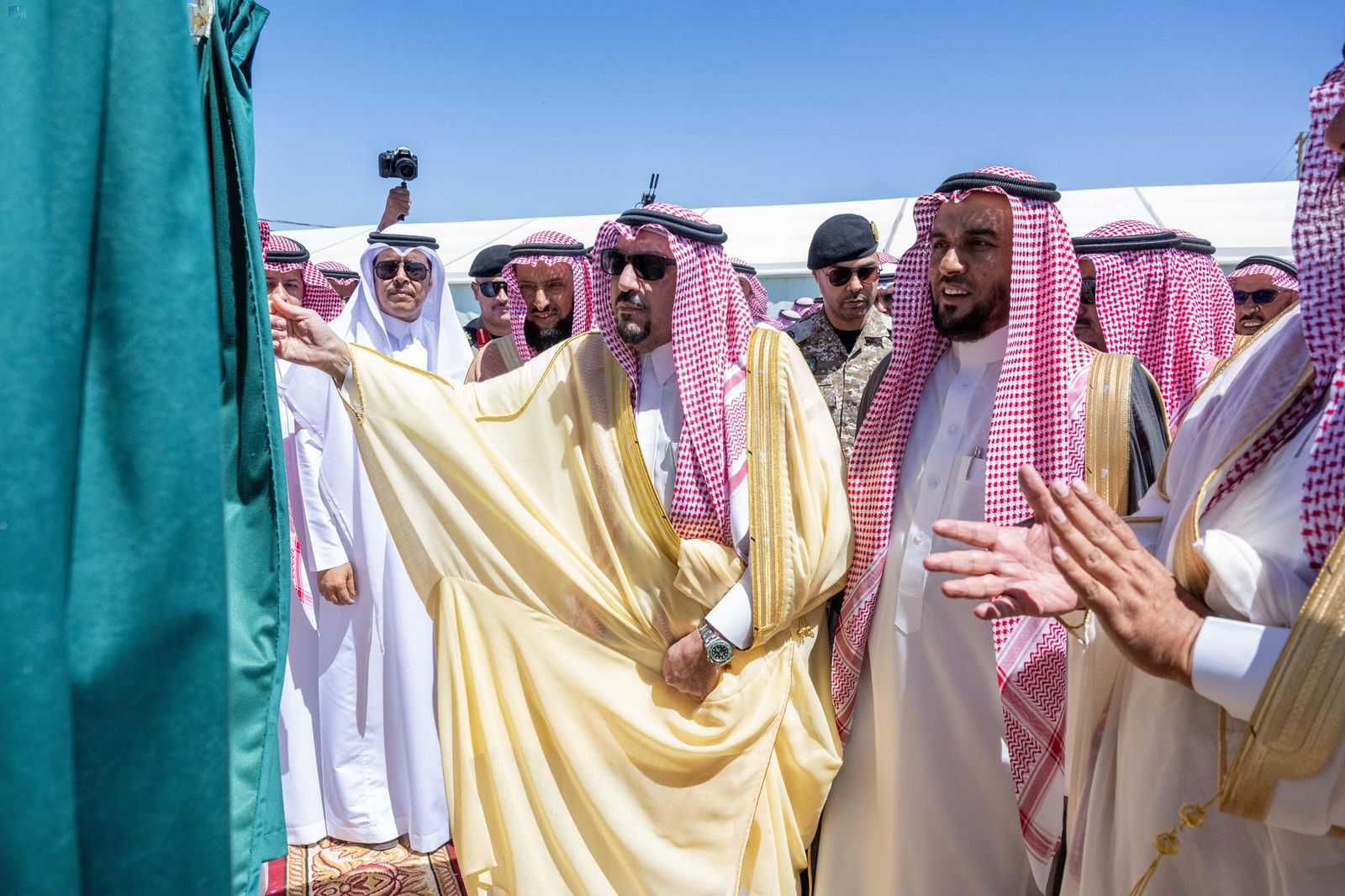 ?مير القصيم يدشن الطريق الرابط