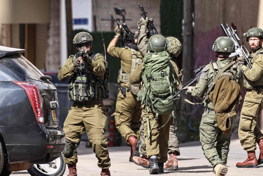 اختناق فلسطينيين بالغاز خلال اقتحام إسرائيلي لمنزل في المغير