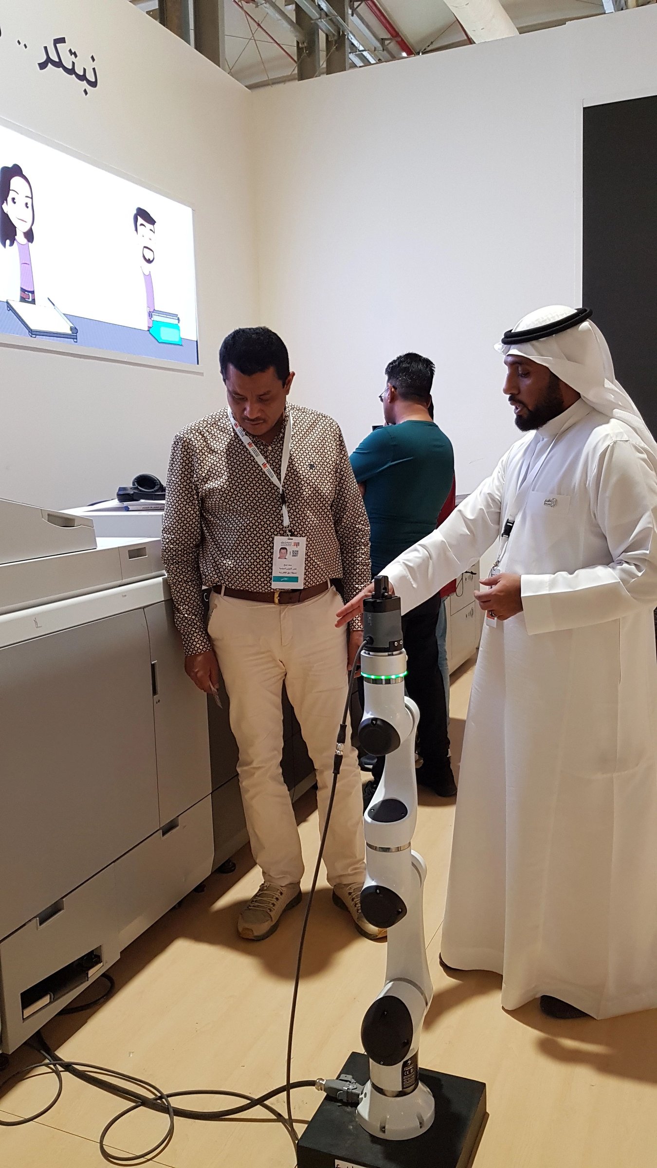 ?طبع.. مكتبة تتيح لزائري كتاب