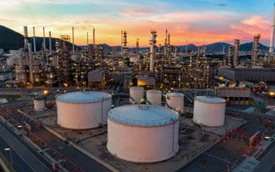 النفط يقفز بأكثر من 1 % مدعومًا بتوترات الشرق الأوسط وتراجع الإنتاج الأمريكي. خام برنت يسجل نحو 105.37 دولارات للبرميل بعد مكاسب شهرية قياسية.. خام غرب تكساس يرتفع إلى قرابة 102.97 دولار للبرميل 