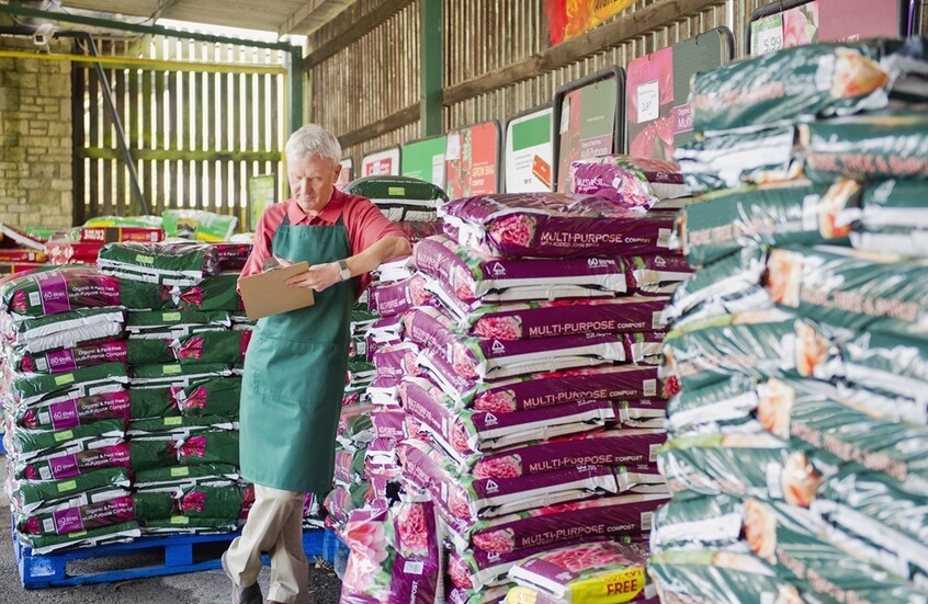 تصاعد أزمة مضيق هرمز يرفع أسعار الأسمدة عالمياً حتى 40%. قفزت الأسعار 30 40% مع أزمة الطاقة وتوتر مضيق هرمز. اقترابها من مستويات قياسية منذ أزمة 2022. الغاز يشكّل 80 90% من تكلفة الإنتاج. مخزون الربيع يخفف نقص الإمدادات مؤقتًا 