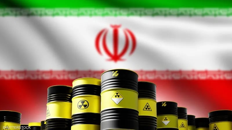 ترامب يكشف عن إمكانية دخول الولايات المتحدة إلى إيران للتنقيب عن المواد النووية. قال دونالد ترامب إن إيران وافقت -بحسب تصريحاته- على السماح للولايات المتحدة بالدخول مستقبلًا للتنقيب عن مواد نووية مدفونة بالتنسيق مع السلطات الإيرانية بعد انتهاء الصراع.. أشار ترامب إلى أن المواقع النووية الإيرانية تخضع لمراقبة مستمرة، مؤكدًا أن الوصول إلى المواد المدفونة يتطلب تقنيات ومعدات متقدمة تمتلكها الولايات المتحدة وعدد محدود من الدول.. توقع الرئيس الأمريكي أن تشهد المحادثات مع إيران تطورات بحلول نهاية الأسبوع، رغم إقراره بإمكانية عدم التوصل إلى اتفاق نهائي 