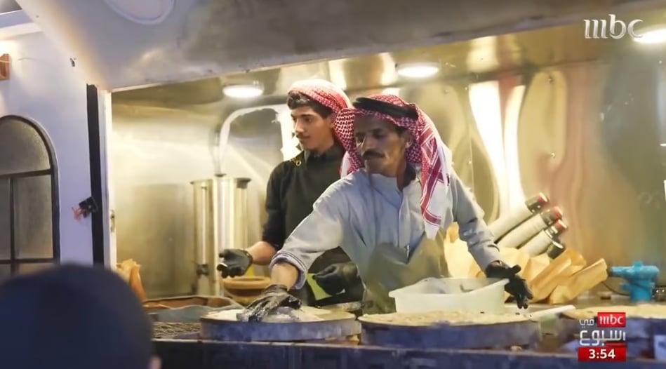 أبو مشهور الشراري يحوّل خبز "المصلية" إلى قصة تراث وكرم: اللي ما معه كاش يأخذ ببلاش. أبو مشهور الشراري يحافظ على صناعة المصلية التراثية في القريات بالطريقة التقليدية على الفحم.. ورث المهنة عن والده وأصبحت مصدر رزق يجذب زوارًا من داخل المملكة وخارجها 