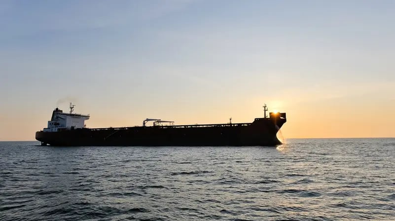 أمريكا تصادر ناقلة النفط "سكاي ويف" بالمحيط الهندي ضمن حملتها على الأسطول السري الإيراني - الناقلة كانت تحمل أكثر من مليون برميل من النفط الخام. - ترامب يلوح بإمكانية استئناف الضربات العسكرية ضد إيران وسط توتر العلاقات 