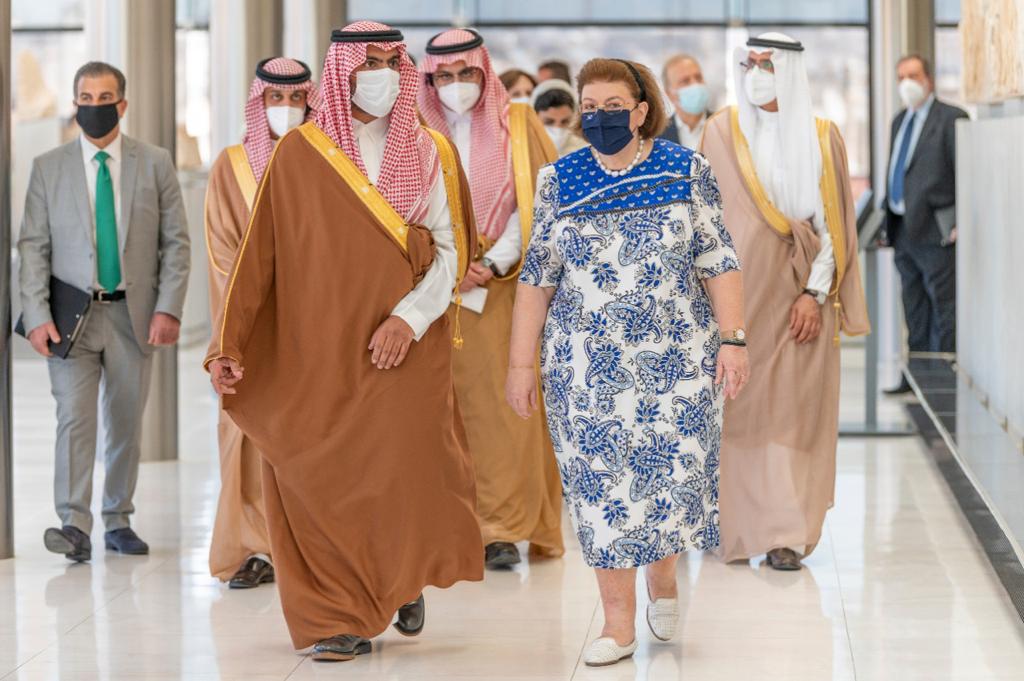 وزير الثقافة يستعرض مع نظيرته