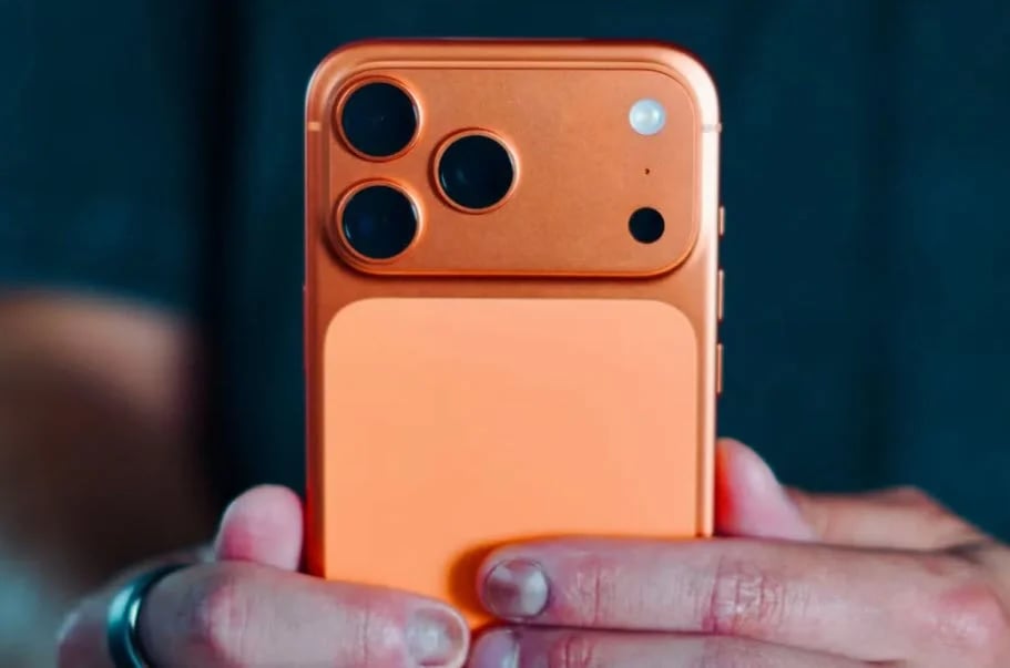 تسريبات تكشف تطويرات كبيرة في كاميرا «آيفون 18 برو». Apple تختبر فتحة عدسة متغيّرة في الكاميرا الواسعة لـ«آيفون 18 برو»، ما يمنح تحكمًا أفضل في عمق المجال وعزل الخلفية.. تطوير عدسة التقريب بفتحة أوسع من f/2.8 المتاحة حاليًا، ما يرجّح أداءً أفضل للتصوير البعيد ليلًا.. لم يُحسم بعد تعميم الميزة على «برو» و«برو ماكس»، ولا قيمة اتساع الفتحة النهائية حتى الآن 