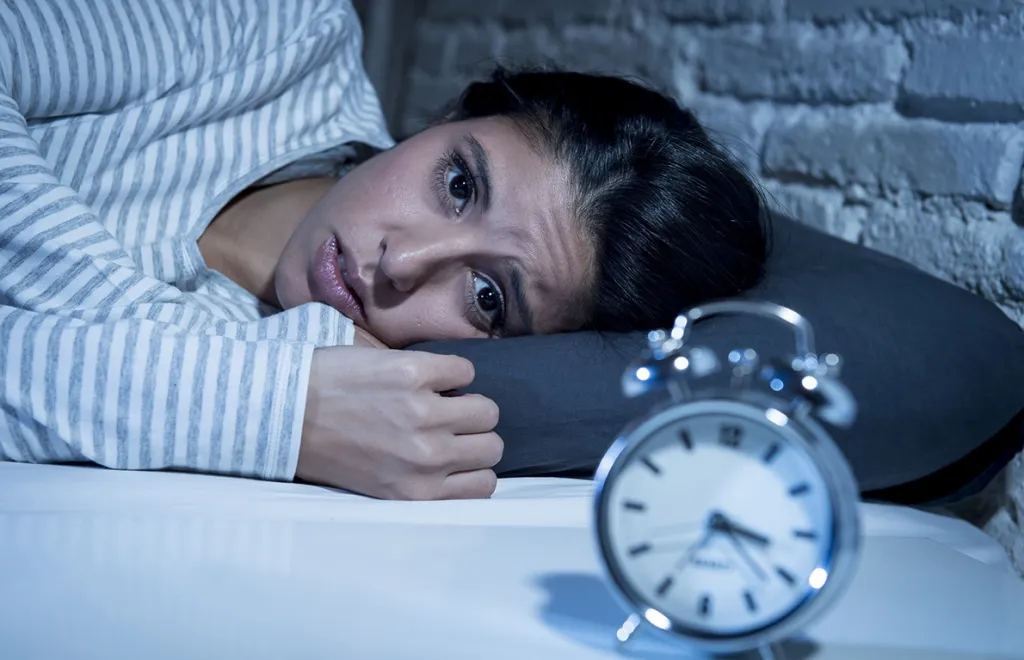 دراسة: تقليص النوم 80 دقيقة يوميًا يزيد الوزن خلال أسابيع. دراسة أمريكية أظهرت أن تقليل النوم بنحو 80 دقيقة يوميًا لمدة 6 أسابيع قد يؤدي إلى زيادة الوزن بنحو نصف كيلوغرام وارتفاع معدلات الخمول البدني.. الباحثون أكدوا أن النوم الكافي لا يقل أهمية عن التغذية والرياضة في الوقاية من السمنة وأمراض القلب والسكري.. استمرار نقص النوم لفترات طويلة قد يرفع مقاومة الإنسولين ويزيد الالتهابات، ما يعزز المخاطر الصحية على المدى البعيد 