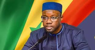 السنغال توقف سفر الوزراء إلى الخارج لترشيد الإنفاق في ظل الأزمة. السنغال تعلّق سفر الوزراء وكبار المسؤولين للخارج في غير المهام الضرورية. القرار يأتي لمواجهة أزمة اقتصادية وارتفاع مستويات المديونية. رئيس الوزراء ألغى رحلاته الشخصية وأكد تقييد الإنفاق الحكومي بشكل صارم 