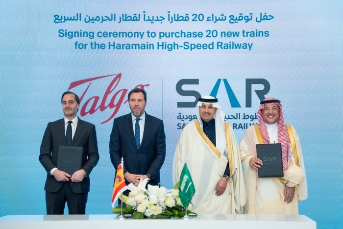 سار توقّع اتفاقية لشراء 20 قطارًا جديدًا لقطار الحرمين. رفع الأسطول من 35 إلى 55 قطارًا. بدء التسليم نهاية 2028 والاكتمال 2031. طاقة استيعابية تتجاوز 30 مليون مسافر سنويًا. دعم ضيوف الرحمن وتعزيز كفاءة النقل المستدام 