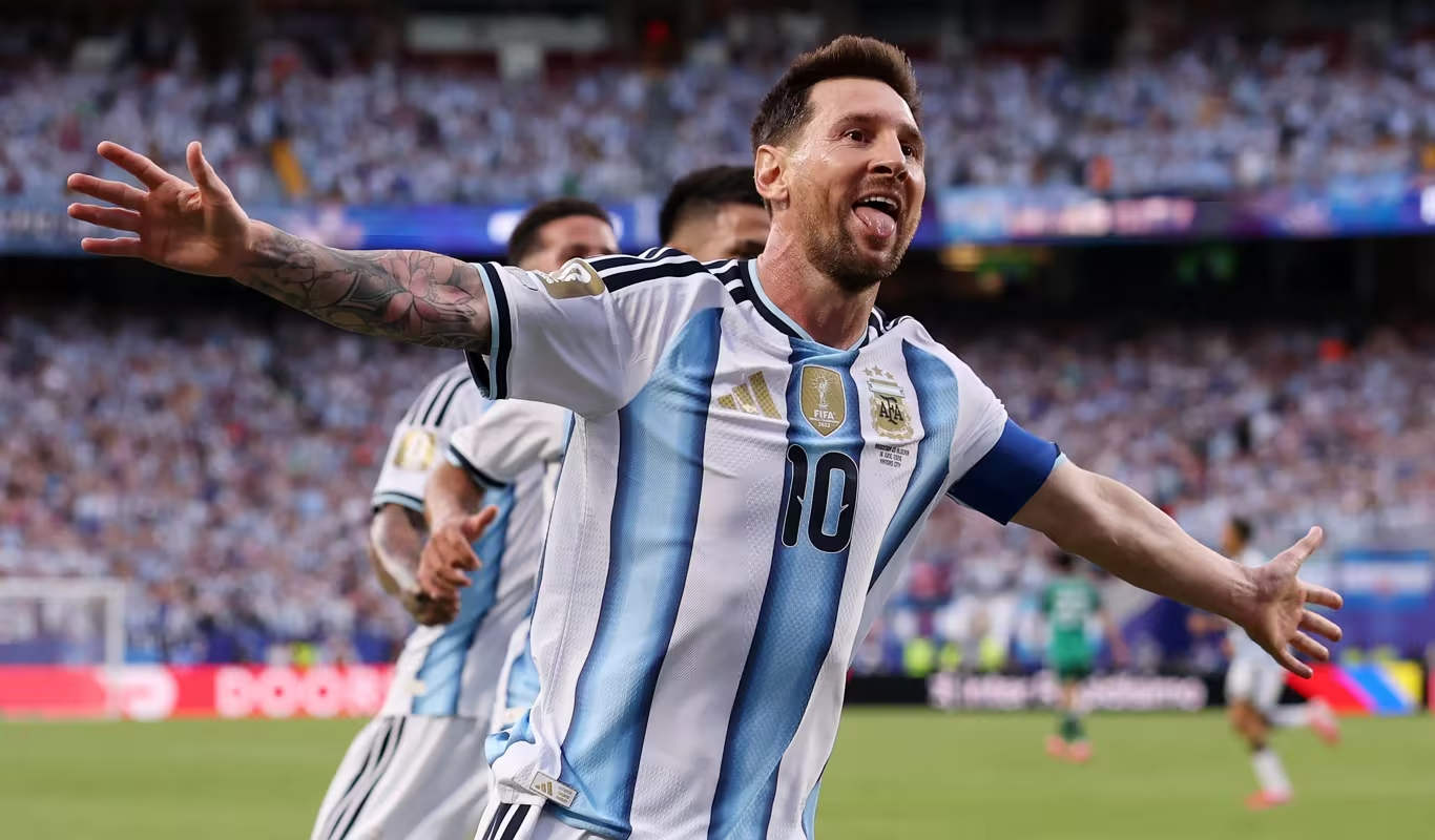 ميسي يحتاج لهدف واحد للانفراد بلقب الهداف التاريخي لكأس العالم. - عادل رقم كلوزه برصيد 16 هدفًا بعد تسجيله ثلاثية أمام الجزائر. - هذه النسخة من كأس العالم يُرجَّح أن تكون الأخيرة في مسيرة النجم الأرجنتيني 