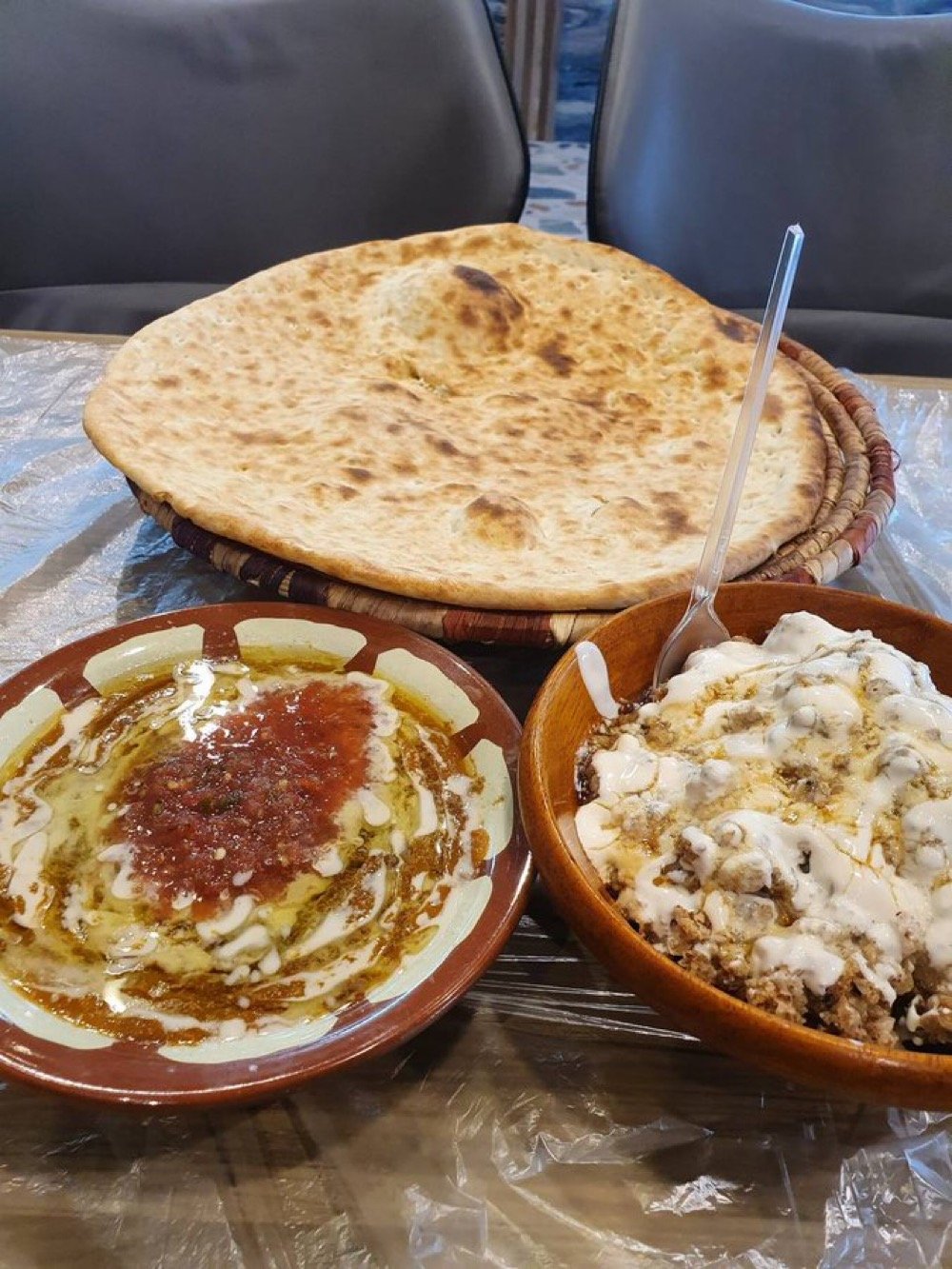 استشاري سكري يحدد ضوابط تناول الفول والتميس ويحذّر من جمعهما مع المعصوب في وجبة واحدة. مرضى السكري يمكنهم تناول الفول والتميس دون حرمان، مع الاكتفاء بربع إلى ثلث رغيف تميس وتجنب الإفراط في الطحينة.. الجمع بين الفول والتميس والمعصوب في وجبة واحدة قد يسبب ارتفاعًا حادًا في مستوى السكر، لذا يُنصح بتأجيل المعصوب ليوم آخر.. الكربوهيدرات هي الأكثر تأثيرًا على سكر الدم، فيما يؤكد المختص أهمية التوازن الغذائي والتثقيف الصحي بدلًا من المنع التام لبعض الأطعمة 