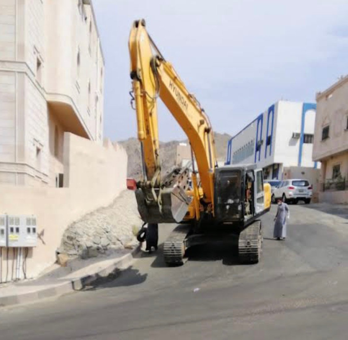 ?وكلين يسير بشارع عام بمكة..