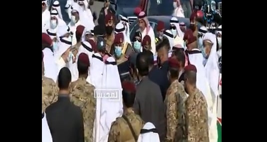 مشهد مؤثر: أمير الكويت يطبع