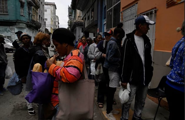 أزمة خانقة في كوبا مع تشديد الضغوط الأمريكية وندرة الوقود. أزمة معيشية في كوبا: انقطاعات كهرباء وغلاء الغذاء والوقود والنقل.. توقف نفط فنزويلا والمكسيك وتهديدات أمريكية يزيدان الضغط.. البيزو فقد أكثر من 10٪ من قيمته وارتفاع الأسعار مستمر، مع احتجاجات محدودة 