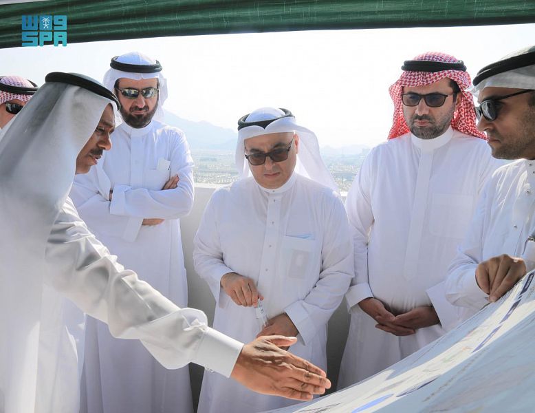 وزير الحج يطلع على مشروعات