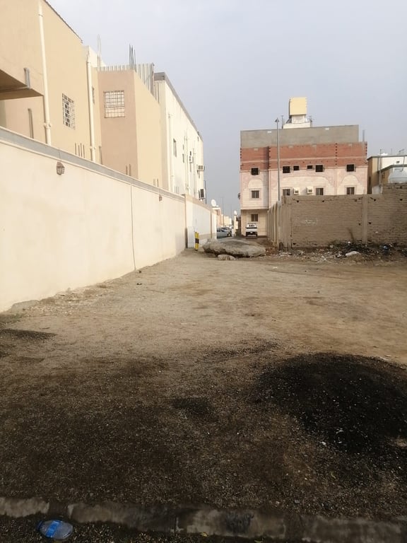 إغلاق ممر مسجد ومدرسة بالشرائع يربك الأهالي وأمانة مكة توضح. إغلاق الممر المؤدي لمسجد عمرو بن الطفيل ومتوسطة الإمام الذهبي بمخطط 4 بعد وضع معدّة وصخرة تعيق المركبات. شكاوى من معاناة المصلين والطلاب وكبار السن وذوي الإعاقة بسبب طول وصعوبة الطريق البديل 