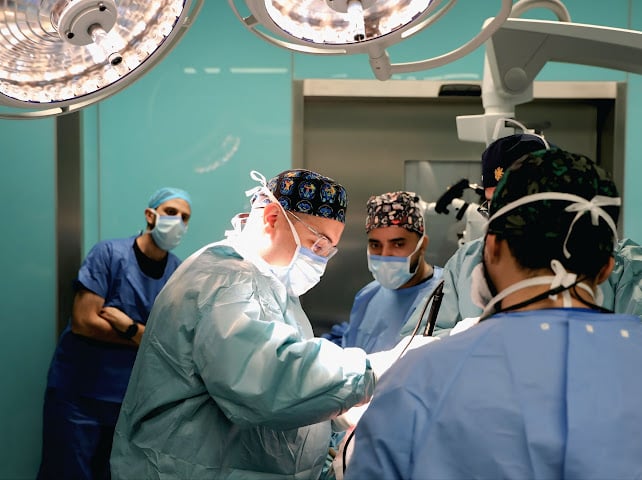 استئصال ورم دماغي ضخم لمستفيدة خمسينية في عملية معقدة استمرت 7 ساعات - صورة 4