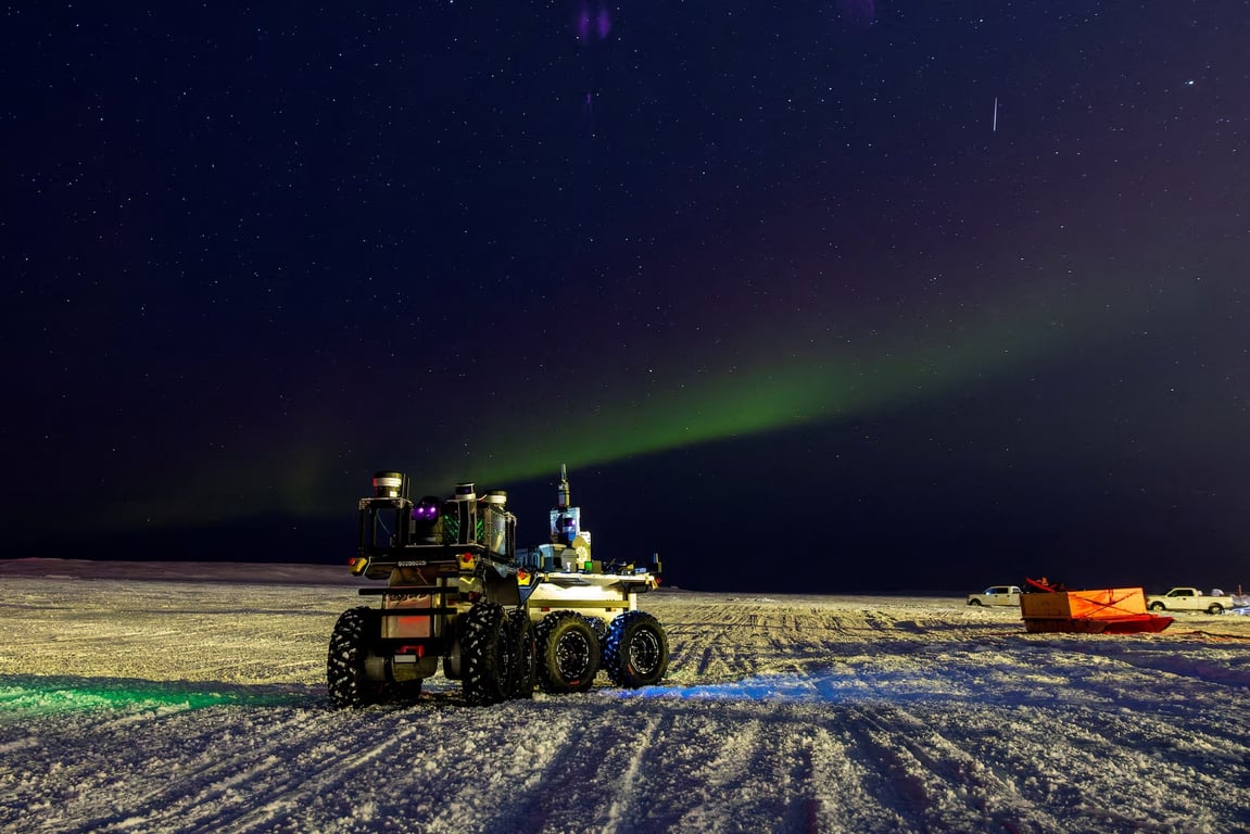تتلوّن السماء ليلاً بأضواء الشفق القطبي، في مشهد ساحر ترسمه الجسيمات الشمسية في الغلاف الجوي