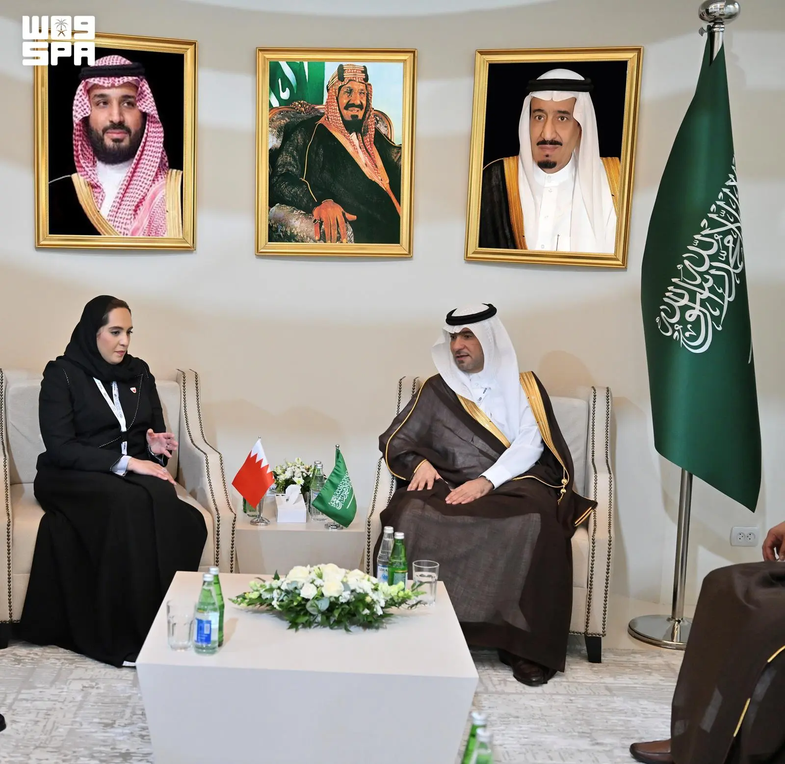 وزير البلديات والإسكان يعقد لقاءات ثنائية في باكو لتعزيز التعاون الدولي. لقاءات مع وزراء من مصر وتركيا والبحرين لبحث الشراكات في الإسكان والتنمية الحضرية.. مناقشة تطوير المدن الذكية وتبادل الخبرات لتعزيز الاستدامة وجودة الحياة.. تعزيز التعاون مع برنامج الأمم المتحدة للمستوطنات البشرية لدعم الابتكار الحضري عالميًا 