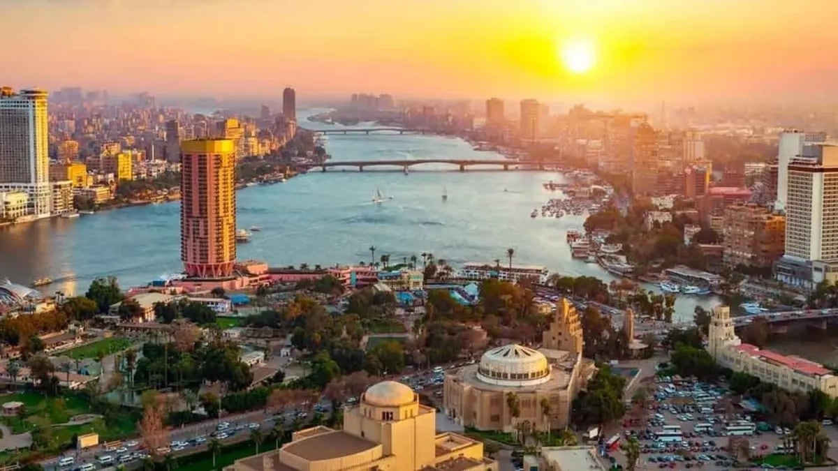 مصر أم تركيا.. أيهما "أقل كلفة" في صيف 2026 للمسافرين السعوديين؟. مصر تتفوق من حيث التكلفة، مع أسعار طيران تبدأ من 900 ريال وإقامة أقل مقارنة بتركيا.. تركيا تقدم تجربة سياحية أكثر تنوعًا وجودة، لكن بتكاليف أعلى في السكن والمعيشة.. الفارق الحقيقي يظهر في المصروف اليومي، حيث تبقى مصر الخيار الاقتصادي خصوصًا للعائلات 