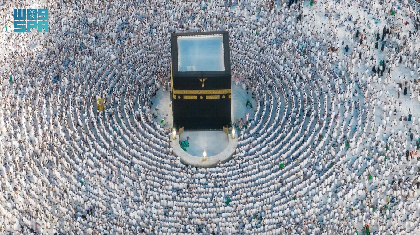 المملكة تستقبل 19.5 مليون حاج ومعتمر من الخارج في 2025 بنسبة رضا قياسية. 19.5 مليون حاج ومعتمر من الخارج خلال 2025. نسبة رضا إجمالية تجاوزت 90% عن الخدمات. 91% رضا الحجاج و94% للمعتمرين. مشاركة أكثر من 184 ألف متطوع 