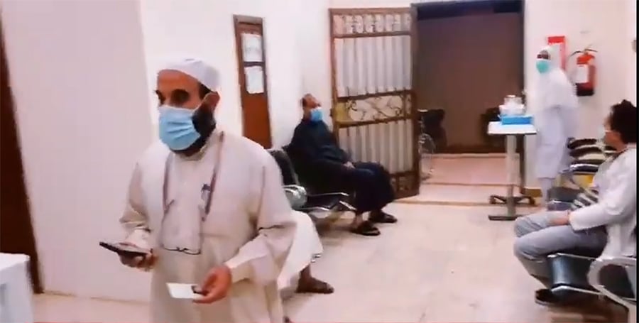 ?الفيديو توافد عشرات المواطنين والمقيمين