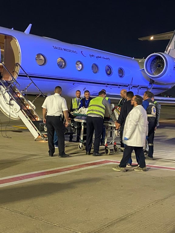 سفارة المملكة لدى القاهرة تنفذ عملية إخلاء طبي لمواطنَين سعودييْن. العملية نفذت بتعاون السفارة مع الجهات المصرية المختصة لضمان تقديم الرعاية الصحية اللازمة.. السفارة أكدت حرصها الدائم على متابعة أوضاع المواطنين في الحالات الطارئة 