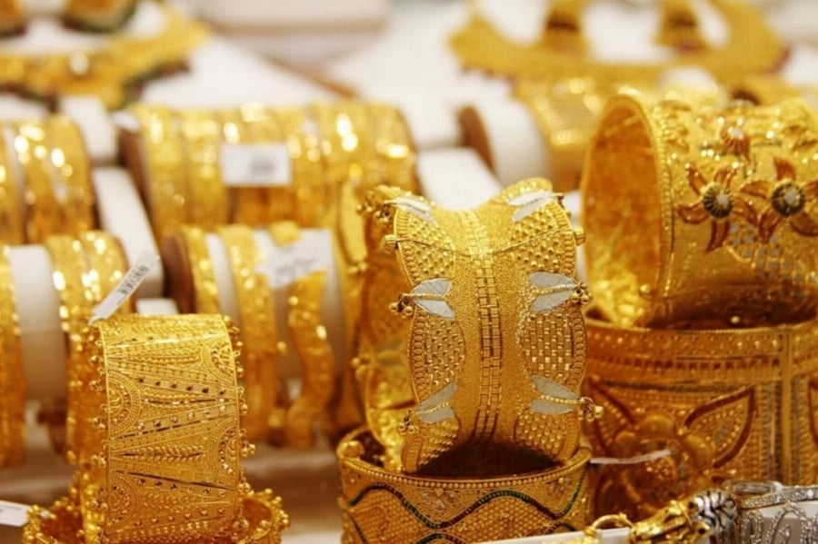 تراجع أسعار الذهب بفعل ارتفاع النفط وتزايد التوترات الجيوسياسية. انخفاض الأسعار وسط صعود النفط وزيادة التوترات في الشرق الأوسط. المخاوف من التضخم تعزز احتمالات استمرار أسعار الفائدة المرتفعة 