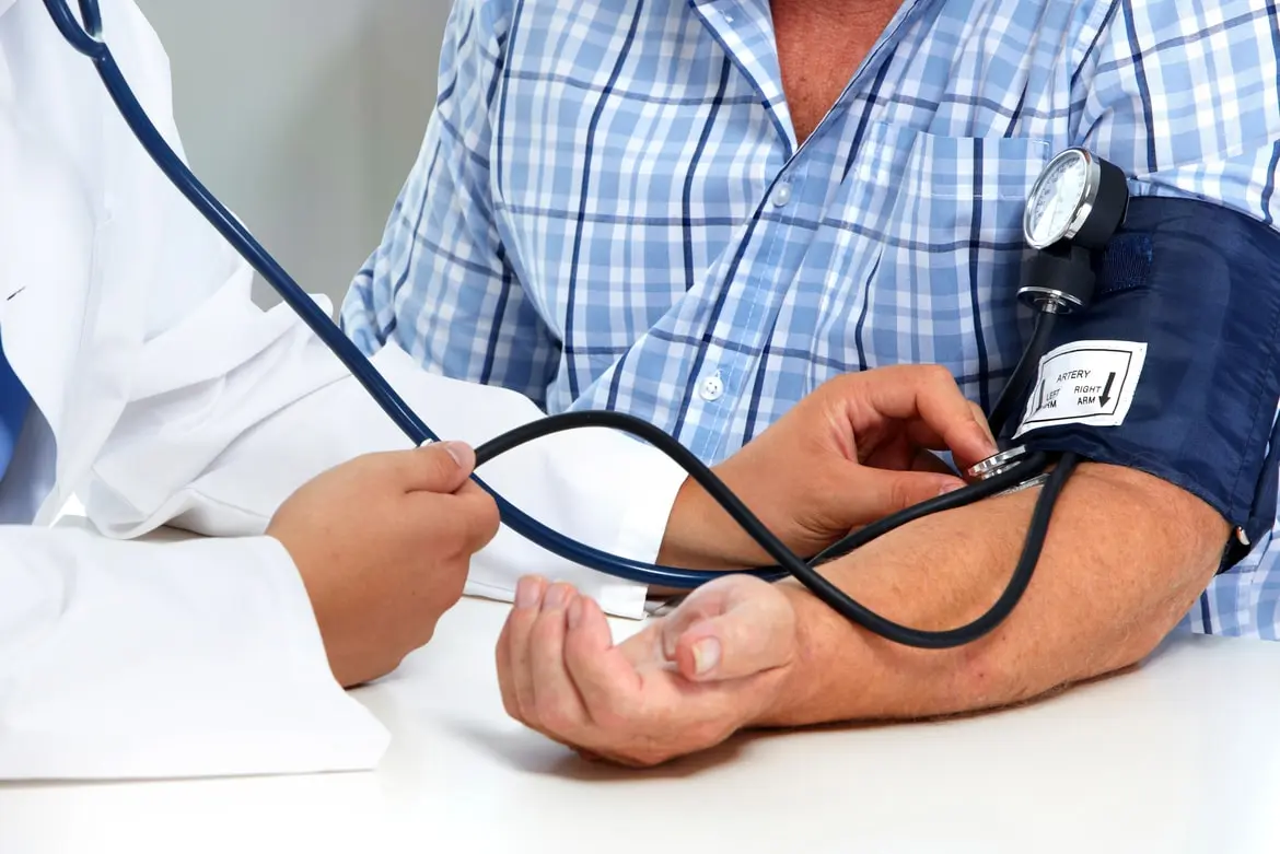 8 نصائح ذهبية لمرضى ارتفاع الضغط لتجنّب مضاعفات الحر في الصيف. ارتفاع درجات الحرارة قد يؤدي إلى الجفاف وتقلبات ضغط الدم، خاصة لدى كبار السن ومرضى الأمراض المزمنة الذين يتناولون أدوية الضغط ومدرات البول.. أبرز التوصيات: شرب الماء بانتظام، تجنب التعرض للشمس وقت الذروة، قياس ضغط الدم دوريًا، تقليل الملح، والالتزام بالعلاج دون تعديل الجرعات إلا بعد استشارة الطبيب.. تستدعي أعراض مثل الدوخة الشديدة، الإغماء، خفقان القلب غير المنتظم، والارتفاع أو الانخفاض المفاجئ في ضغط الدم مراجعة طبية عاجلة لتجنب المضاعفات 