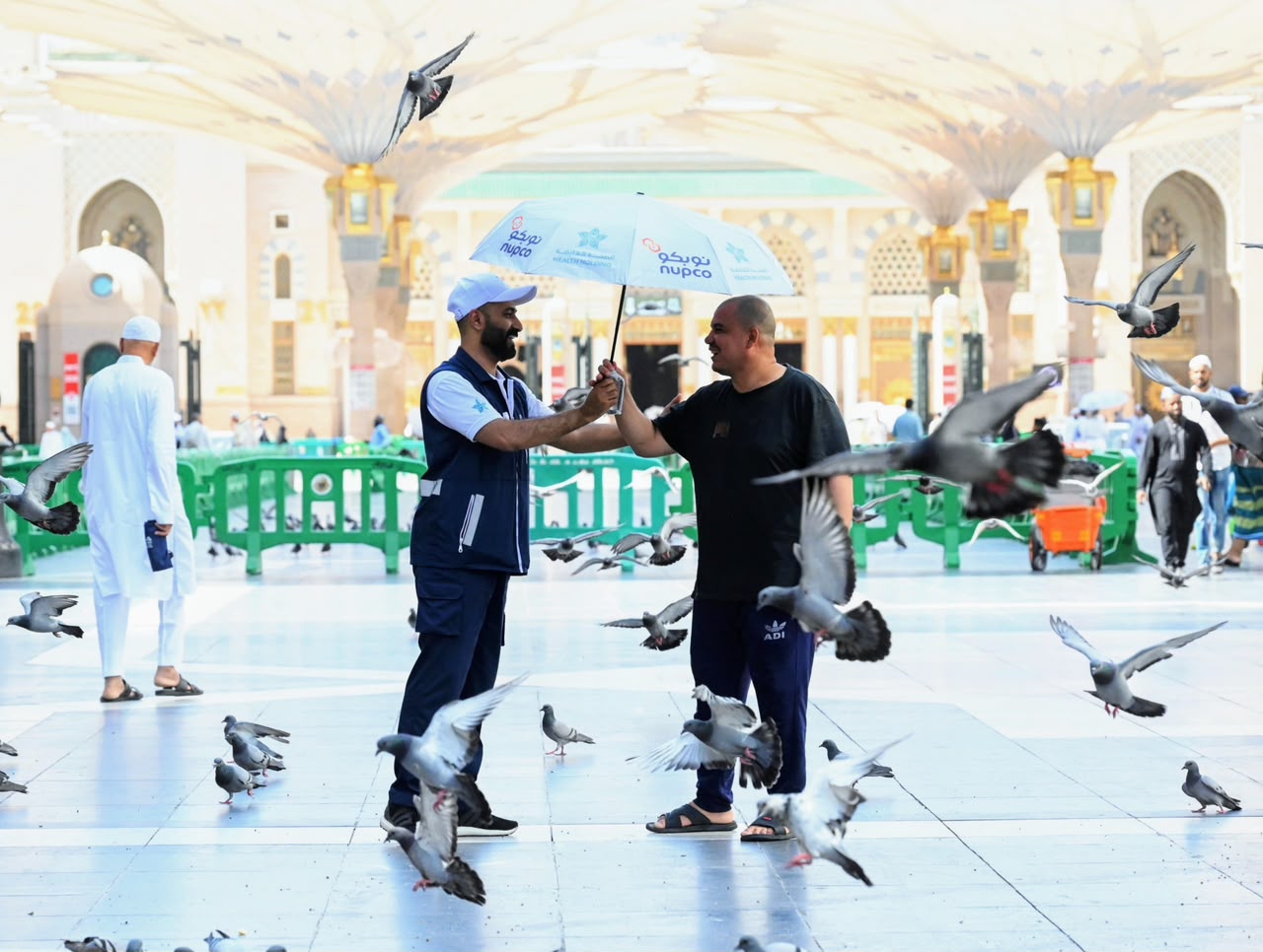 تجمع المدينة الصحي يوزع مستلزمات وقائية لضيوف الرحمن في المسجد النبوي - صورة 7