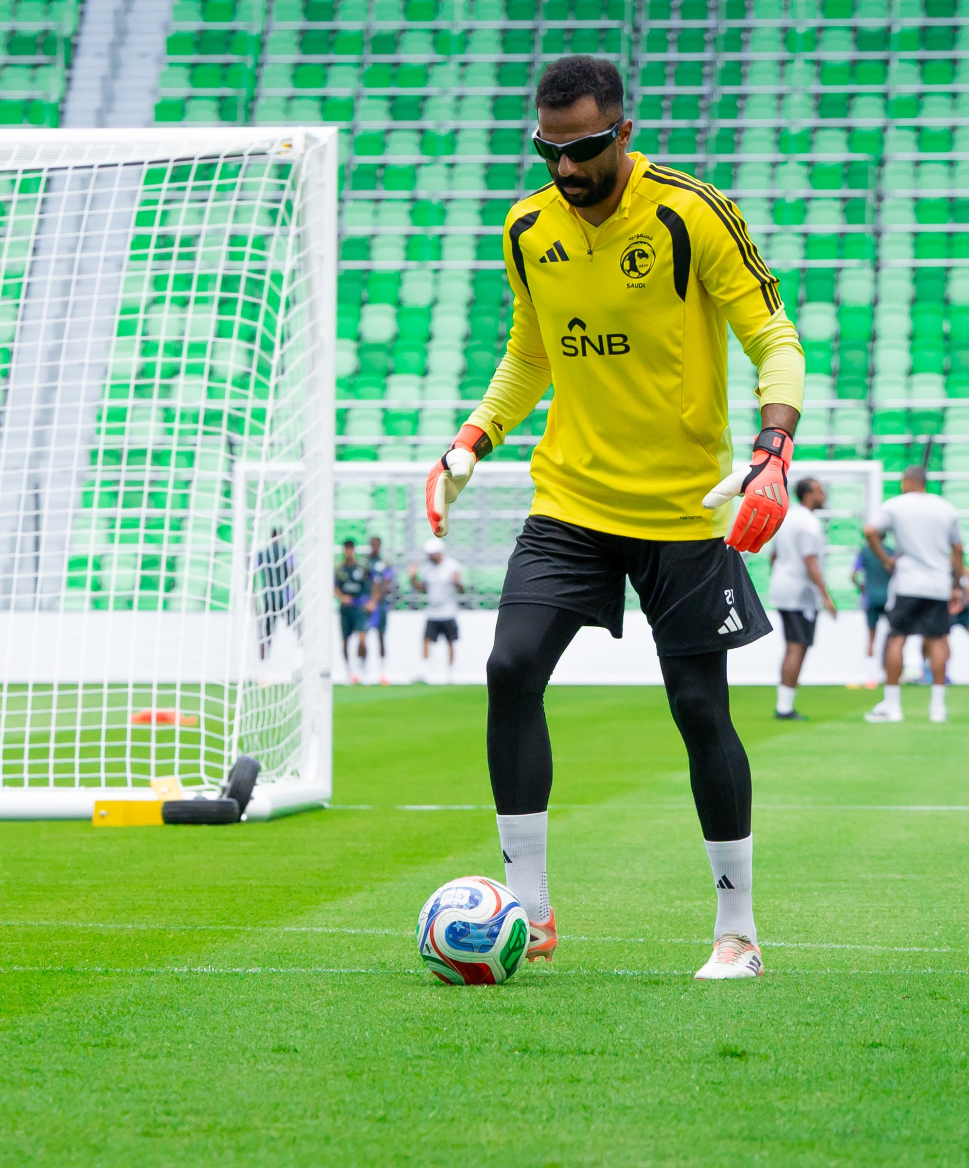 حراس المنتخب السعودي يرتدون نظارات سوداء لتحسين رد الفعل أثناء التدريب. - النظارات تبطئ رؤية الكرة، مما يمنح الحراس وقتاً أطول للتفاعل. - تساعد النظارات في الحفاظ على حدة البصر وتنشيط عضلات العين مع الاستخدام المستمر. #كأس_العالم 