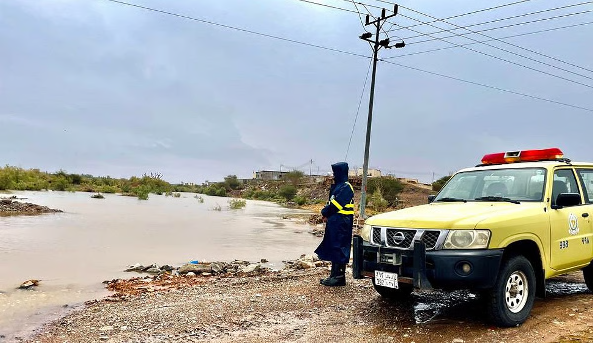 الدفاع المدني يحذّر من السيول ويدعو للابتعاد عن الأودية حتى الخميس. الابتعاد عن أماكن تجمع السيول والأودية وعدم السباحة فيها. استمرار هطول أمطار رعدية على مناطق المملكة حتى الخميس. مراعاة التعليمات الرسمية والبقاء في أماكن آمنة 