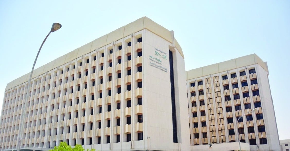 تعليم الرياض يعلن تحويل الدراسة عن بُعد غدًا في 6 محافظات حرصًا على السلامة. يشمل: الدوادمي، الزلفي، المجمعة، الغاط، شقراء، عفيف. لجميع الطلاب ومنسوبي المدارس. عبر منصة مدرستي والمنصات المعتمدة. القرار وفق تقارير الأرصاد حفاظًا على السلامة 