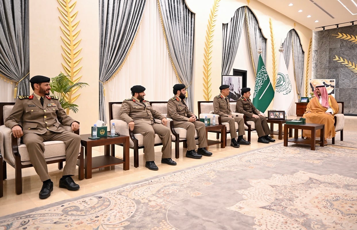 محافظ الطائف يقلد ضباط الشرطة المرقين رتبهم الجديدة