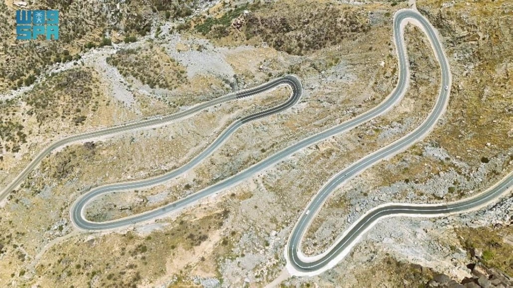 إغلاق عقبتَي حزنة والأبناء في الباحة احترازياً بسبب الأمطار. الإغلاق لضمان سلامة مستخدمي الطريق. أمطار وعوائق قد تشمل أتربة وصخور ومياه متجمعة. الفرق الميدانية تعمل على إزالة العوائق ومتابعة الحالة 