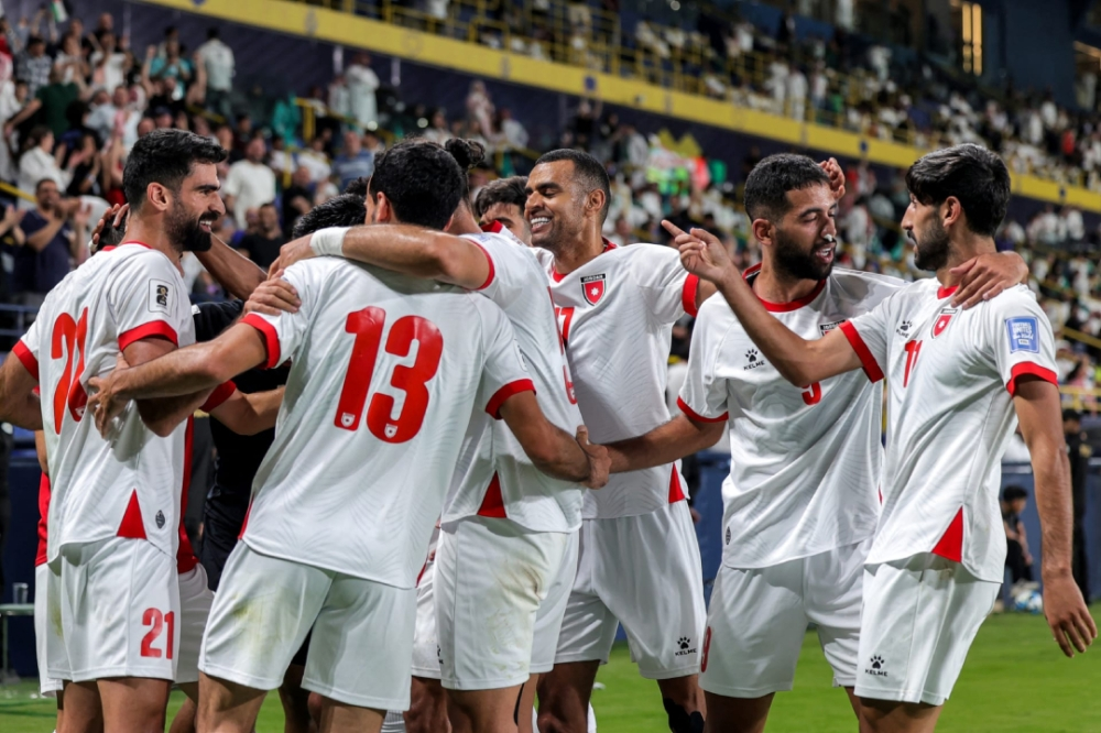 كأس العالم 2026: الأردن يبحث عن تحقيق نتيجة تاريخية أمام الأرجنتين. المنتخب الأردني يواجه الأرجنتين في ختام دور المجموعات ساعيًا لتحقيق أول انتصار في تاريخه بكأس العالم، رغم فقدان فرصة التأهل.. الأرجنتين ضمنت صدارة المجموعة، ما يمنح مدربها فرصة لإراحة عدد من اللاعبين الأساسيين قبل انطلاق الأدوار الإقصائية.. المباراة تمثل فرصة للنشامى لترك بصمة تاريخية، سواء بتحقيق نتيجة إيجابية أو تقديم أداء قوي أمام حامل لقب كأس العالم 