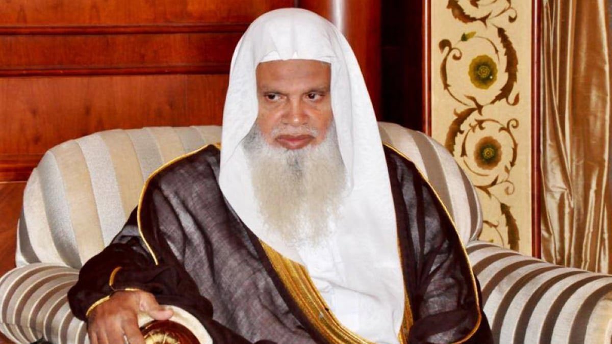 تكليف الشيخ علي الحذيفي بإلقاء خطبة يوم عرفة 1447هـ من مسجد نمرة. اختيار الشيخ علي الحذيفي لإلقاء خطبة عرفة يعكس مكانته العلمية والدعوية الممتدة.. يُعد الخطيب السابع عشر لخطبة عرفة في العهد السعودي ضمن مسيرة علمية حافلة.. يمتلك تاريخًا طويلًا في الإمامة بالحرمين وخدمة القرآن وعلومه 