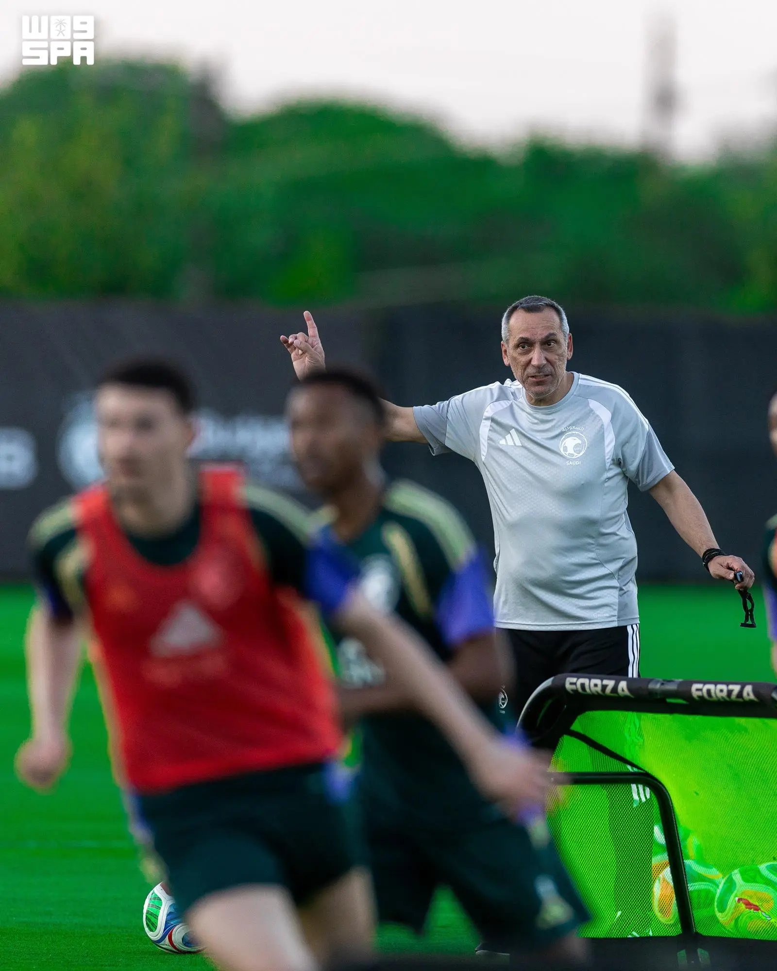 المنتخب السعودي يبدأ تدريباته في أوستن استعدادًا لكأس العالم 2026. انطلاق المرحلة الأخيرة من برنامج الإعداد في ولاية تكساس. الحصة التدريبية قُسمت لمجموعتين بين استرجاعي وتكتيكي. نواف العقيدي يواصل برنامجه التأهيلي بإشراف طبي 