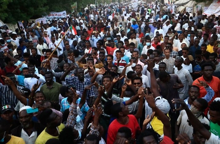 لاف السودانيين يتظاهرون في أنحاء