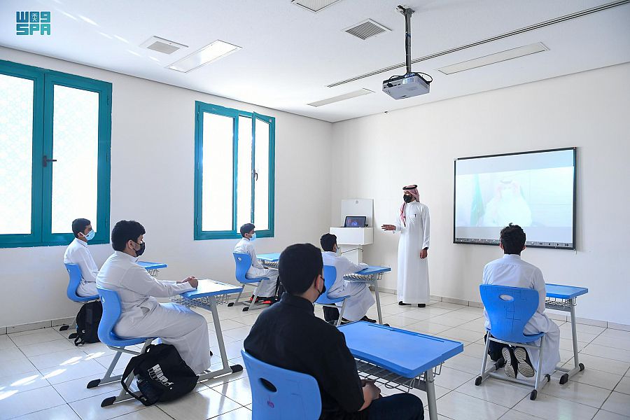 ?بوك.. أكثر من ألف طالب
