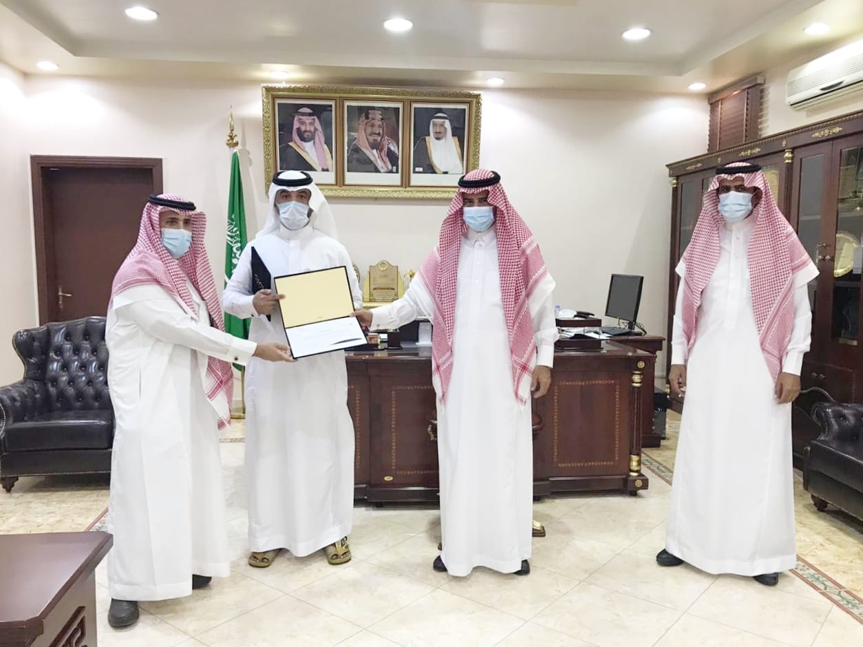 محافظ الزلفي يلتقي مدير الموارد