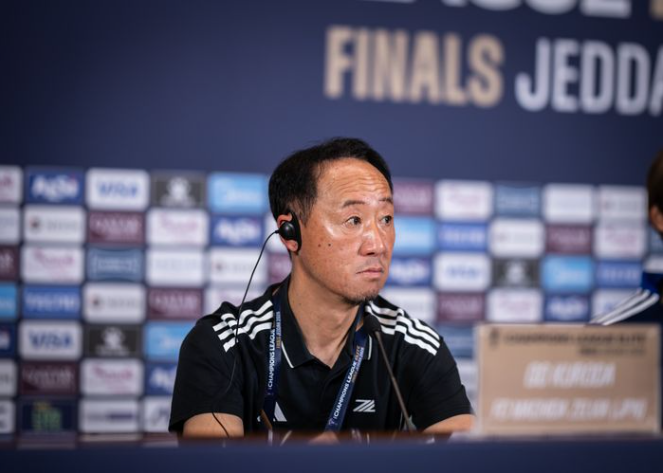 مدرب ماتشيدا زيلفيا يتحدّى أجواء جدة الجماهيرية ويؤكد جاهزية فريقه لنهائي آسيا أمام الأهلي. أكد اكتمال جاهزية الفريق والتركيز على تقديم أسلوب لعبه دون تأثر بالعوامل الخارجية.. أشار إلى أن قوة الأهلي وخبرته لا تقلل من طموح فريقه في خوض نهائي قوي ومنافسة حتى النهاية 