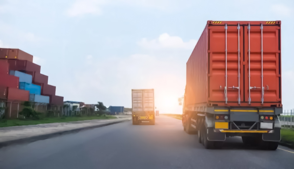 هيئة النقل تمدد مهلة تصحيح أوضاع منشآت نقل البضائع حتى 2026. تمديد المهلة المحددة لتصحيح أوضاع منشآت النقل البري في أنشطة النقل الثقيل والخفيف للبضائع حتى تاريخ 27 أغسطس 2026م.. إتاحة الفرصة للمنشآت لتعديل نوع تسجيل المركبات من "نقل خاص" إلى "نقل عام" في أنشطة النقل الثقيل بما يتوافق مع الأطر التنظيمية الجديدة.. منح السائقين في أنشطة النقل الخفيف وقتاً إضافياً لاستكمال إجراءات الحصول على "بطاقة سائق مهني" لضمان الامتثال للاشتراطات ورفع كفاءة التشغيل 